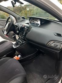 auto lancia ypsilon