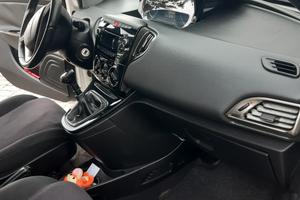 auto lancia ypsilon