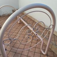 Letto vintage in ferro battuto rosa 