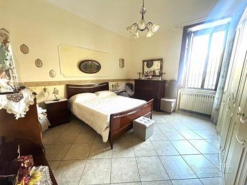 2 LOCALI A TORRE DEL GRECO