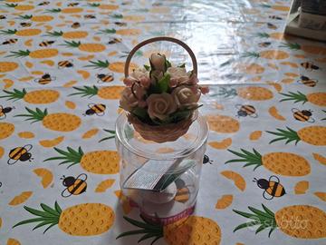 calamita con dei fiori dentro ad un cestino