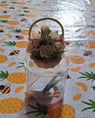 calamita con dei fiori dentro ad un cestino