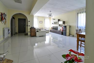 Villa semi-indipendente con giardino e piscina