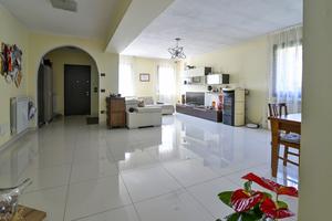 Villa semi-indipendente con giardino e piscina