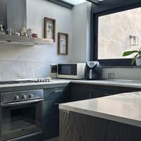 Cucina in legno di castagno verniciato