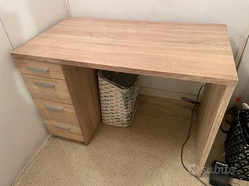 Scrivania con cassetti legno chiaro