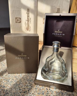 Confezioni bottiglie raffinati cognac e whiskey