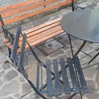 tavolino, sedie e panchina