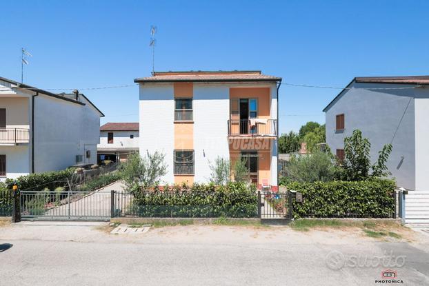 Elegante Casa Indipendente Vicino al Parco Golfera