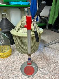 Tappatrice per tappi a corona e taniche