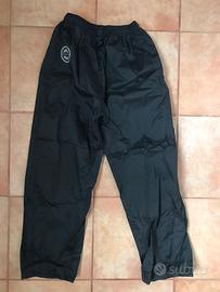 Pantaloni e galosce antipioggia