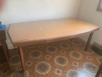 Tavolo con sedie