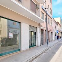 Locale commerciale con ampie vetrate