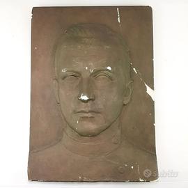 Volto in rilievo su tavola in gesso Ferreri Angelo
