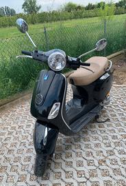 Vespa 50 nera con sella camoscio 