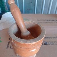 mortaio in legno con pestello