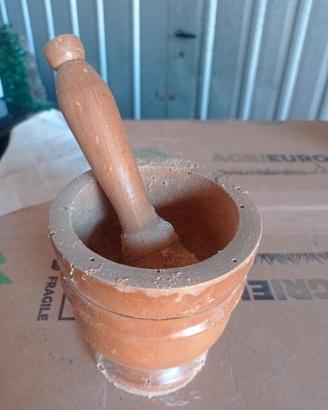 mortaio in legno con pestello