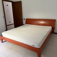 Struttura letto matrimoniale  Cassina + materasso