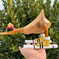 Papera in legno con sci bianchi