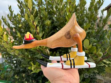 Papera in legno con sci bianchi