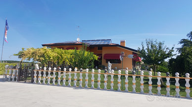 Villa singola con capannone