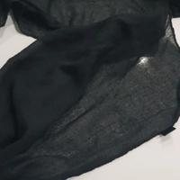 Pashmina nera unisex. 
Misure: 140 cm circa
