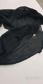 Pashmina nera unisex. 
Misure: 140 cm circa

