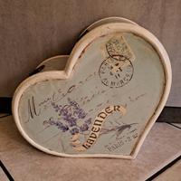 scatola in legno a cuore