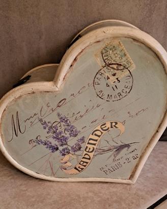 scatola in legno a cuore