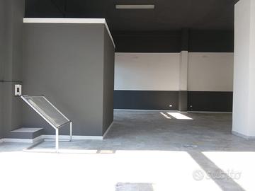 Locale 110mq con Vetrine, Spiazzale e Visibilità