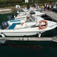 Barca a motore