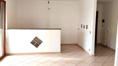 Appartamento trilocale con posto auto e cantinola
