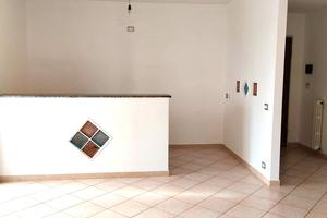 Appartamento trilocale con posto auto e cantinola