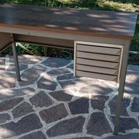 Scrivania ufficio con struttura in metallo,