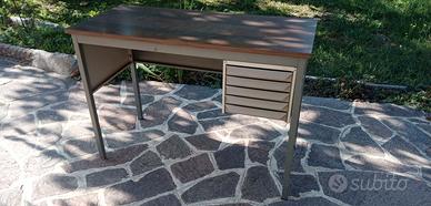 Scrivania ufficio con struttura in metallo,