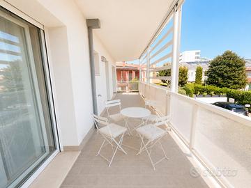 Jesolo-centrale-terrazza-vicino al mare-box auto