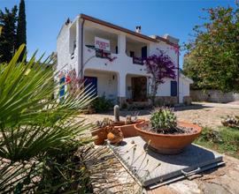 Villa immersa nel verde a La Caletta