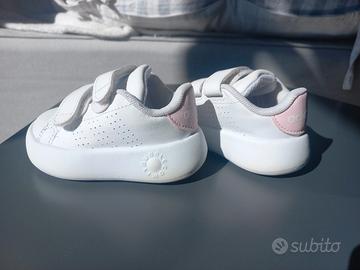 scarpe adidas bianche con strappi