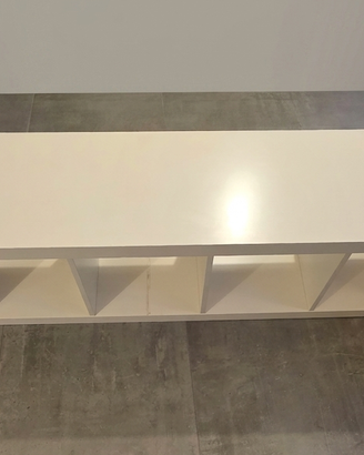 Scaffale IKEA Kallax bianco con piedini