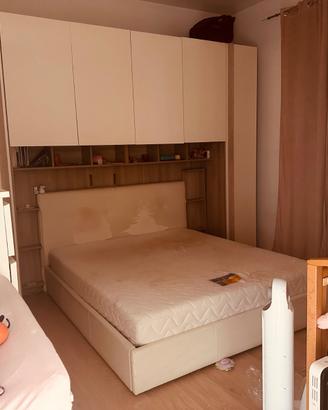 Camera da letto a ponte con letto completo