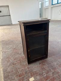 comodino con vetrina