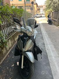 Kymco People 125 Tucano incluso.