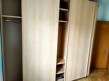 ARMADIO AD ANTE SCORREVOLI IN LEGNO DI FAGGIO