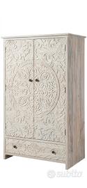 Armadio in legno massello decorato
