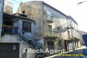 TRECCHINA (PZ)- ABITAZIONE COMPOSTA DI DUE APPARTA