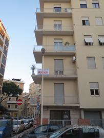 Via Tola locale angolare Euro 800 mq 35 e cortile