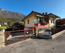 Casa indipendente con doppio garage e giardino