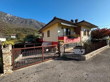 Casa indipendente con doppio garage e giardino