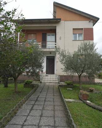 Villa di 293 m² con più di 5 locali e box auto dop