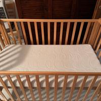 Lettino da bambino in legno con materasso